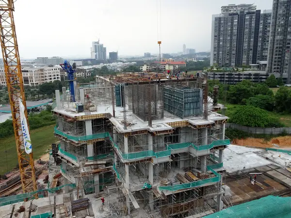 KUALA LUMPUR, MALAYSIA -APRIL 3, 2020: İnşaat alanı gün içinde faaliyet gösteriyor. İşçiler, amirlerinin denetimi altında planlandığı gibi faaliyetlerini sürdürmekle meşguller..