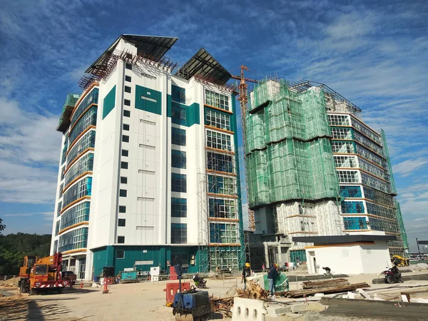 マレーシア クアラルンプール エイプリル社2020年3月 建設現場は日中に稼働しています 上司の監督の下で予定通りの活動をする労働者は忙しい — ストック写真