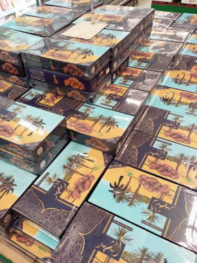 SEREMBAN, MALAYSIA -14 Temmuz 2020: Tarihler kutularda satılır ve marka ve fiyat etiketlerine göre sıralanır. Tarihler, Orta Doğu kökenli besleyici meyvelerdir..