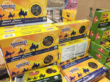 SEREMBAN, MALAYSIA -14 Temmuz 2020: Tarihler kutularda satılır ve marka ve fiyat etiketlerine göre sıralanır. Tarihler, Orta Doğu kökenli besleyici meyvelerdir..