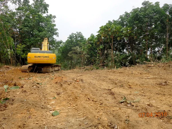 CYBERJAYA, MALAYSIA - HAZİRAN 6, 2020: Yeni gelişmeler için toprak çalışmaları. Ağır makineler gerekli seviyeyi elde etmek için orman temizliği ve toprak çalışmalarını gerçekleştiriyor.