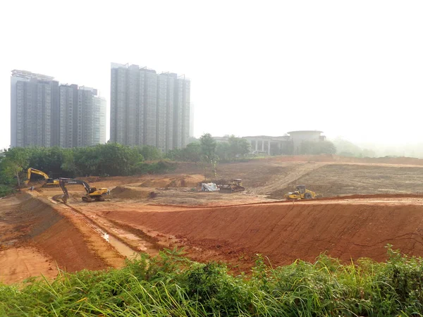 CYBERJAYA, MALAYSIA - HAZİRAN 6, 2020: Yeni gelişmeler için toprak çalışmaları. Ağır makineler gerekli seviyeyi elde etmek için orman temizliği ve toprak çalışmalarını gerçekleştiriyor.