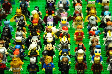 KUALA LUMPUR, MALAYSIA - 5 Mart 2020: Plastik bloklarda sunulan çizgi roman ve film karakterleri. Kostümlerini giyiyorlar. Koleksiyoncular tarafından bir araya getirildi ve satılığa çıkarıldı. Küçük boyutta.. 