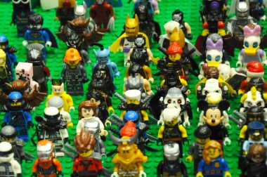 KUALA LUMPUR, MALAYSIA - 5 Mart 2020: Plastik bloklarda sunulan çizgi roman ve film karakterleri. Kostümlerini giyiyorlar. Koleksiyoncular tarafından bir araya getirildi ve satılığa çıkarıldı. Küçük boyutta.. 