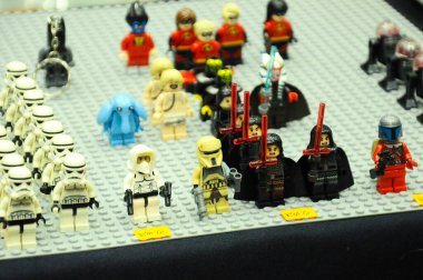 KUALA LUMPUR, MALAYSIA - 5 Mart 2020: Plastik bloklarda sunulan çizgi roman ve film karakterleri. Kostümlerini giyiyorlar. Koleksiyoncular tarafından bir araya getirildi ve satılığa çıkarıldı. Küçük boyutta.. 