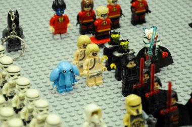 KUALA LUMPUR, MALAYSIA - 5 Mart 2020: Plastik bloklarda sunulan çizgi roman ve film karakterleri. Kostümlerini giyiyorlar. Koleksiyoncular tarafından bir araya getirildi ve satılığa çıkarıldı. Küçük boyutta.. 