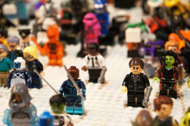 KUALA LUMPUR, MALAYSIA - 5 Mart 2020: Plastik bloklarda sunulan çizgi roman ve film karakterleri. Kostümlerini giyiyorlar. Koleksiyoncular tarafından bir araya getirildi ve satılığa çıkarıldı. Küçük boyutta.. 