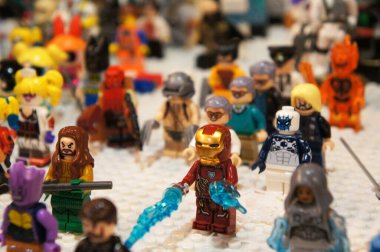 KUALA LUMPUR, MALAYSIA - 5 Mart 2020: Plastik bloklarda sunulan çizgi roman ve film karakterleri. Kostümlerini giyiyorlar. Koleksiyoncular tarafından bir araya getirildi ve satılığa çıkarıldı. Küçük boyutta.. 