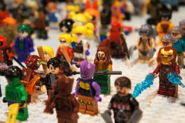 KUALA LUMPUR, MALAYSIA - 5 Mart 2020: Plastik bloklarda sunulan çizgi roman ve film karakterleri. Kostümlerini giyiyorlar. Koleksiyoncular tarafından bir araya getirildi ve satılığa çıkarıldı. Küçük boyutta.. 