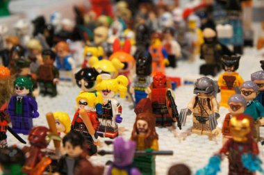 KUALA LUMPUR, MALAYSIA - 5 Mart 2020: Plastik bloklarda sunulan çizgi roman ve film karakterleri. Kostümlerini giyiyorlar. Koleksiyoncular tarafından bir araya getirildi ve satılığa çıkarıldı. Küçük boyutta.. 