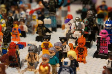 KUALA LUMPUR, MALAYSIA - 5 Mart 2020: Plastik bloklarda sunulan çizgi roman ve film karakterleri. Kostümlerini giyiyorlar. Koleksiyoncular tarafından bir araya getirildi ve satılığa çıkarıldı. Küçük boyutta.. 