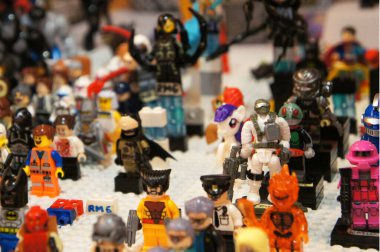 KUALA LUMPUR, MALAYSIA - 5 Mart 2020: Plastik bloklarda sunulan çizgi roman ve film karakterleri. Kostümlerini giyiyorlar. Koleksiyoncular tarafından bir araya getirildi ve satılığa çıkarıldı. Küçük boyutta.. 