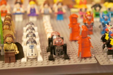 KUALA LUMPUR, MALAYSIA - 5 Mart 2020: Plastik bloklarda sunulan çizgi roman ve film karakterleri. Kostümlerini giyiyorlar. Koleksiyoncular tarafından bir araya getirildi ve satılığa çıkarıldı. Küçük boyutta.. 