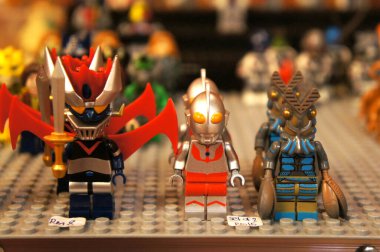 KUALA LUMPUR, MALAYSIA - 5 Mart 2020: Plastik bloklarda sunulan çizgi roman ve film karakterleri. Kostümlerini giyiyorlar. Koleksiyoncular tarafından bir araya getirildi ve satılığa çıkarıldı. Küçük boyutta.. 