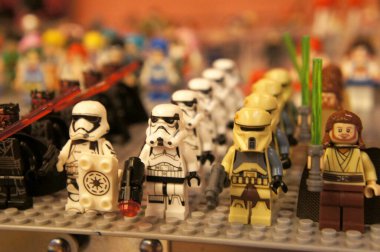 KUALA LUMPUR, MALAYSIA - 5 Mart 2020: Plastik bloklarda sunulan çizgi roman ve film karakterleri. Kostümlerini giyiyorlar. Koleksiyoncular tarafından bir araya getirildi ve satılığa çıkarıldı. Küçük boyutta.. 