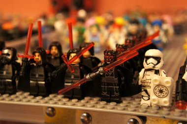 KUALA LUMPUR, MALAYSIA - 5 Mart 2020: Plastik bloklarda sunulan çizgi roman ve film karakterleri. Kostümlerini giyiyorlar. Koleksiyoncular tarafından bir araya getirildi ve satılığa çıkarıldı. Küçük boyutta.. 