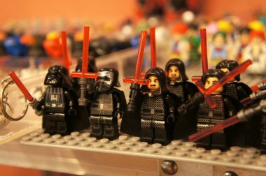 KUALA LUMPUR, MALAYSIA - 5 Mart 2020: Plastik bloklarda sunulan çizgi roman ve film karakterleri. Kostümlerini giyiyorlar. Koleksiyoncular tarafından bir araya getirildi ve satılığa çıkarıldı. Küçük boyutta.. 