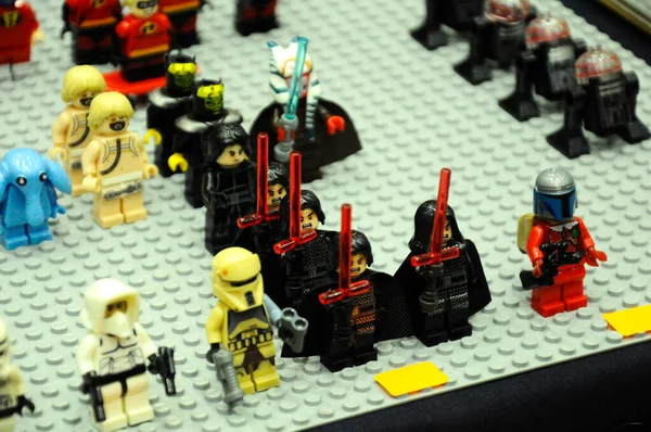 KUALA LUMPUR, MALAYSIA - 5 Mart 2020: Plastik bloklarda sunulan çizgi roman ve film karakterleri. Kostümlerini giyiyorlar. Koleksiyoncular tarafından bir araya getirildi ve satılığa çıkarıldı. Küçük boyutta.. 