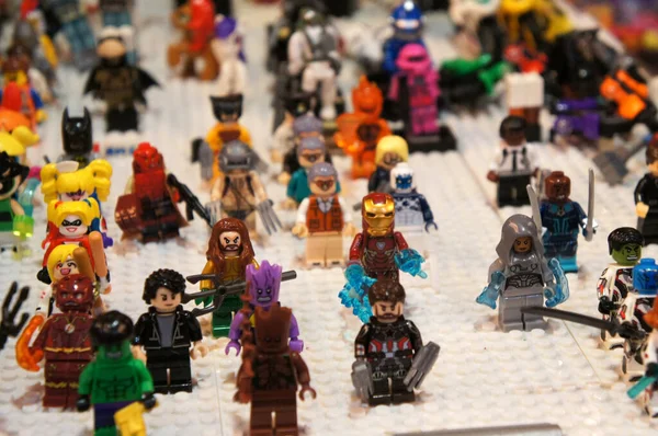 KUALA LUMPUR, MALAYSIA - 5 Mart 2020: Plastik bloklarda sunulan çizgi roman ve film karakterleri. Kostümlerini giyiyorlar. Koleksiyoncular tarafından bir araya getirildi ve satılığa çıkarıldı. Küçük boyutta.. 