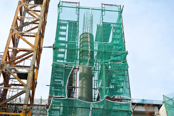 セレンバン マレーシア 2020年5月24日 ステージング 金属プラットフォームから作られた一時的なアクセスと金属階段 労働者は高さで働くために建設現場でそれを使用した 安全要件に従うインストーラ — ストック写真