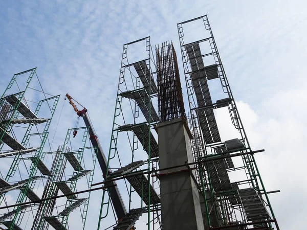 セレンバン マレーシア 2020年5月24日 ステージング 金属プラットフォームから作られた一時的なアクセスと金属階段 労働者は高さで働くために建設現場でそれを使用した 安全要件に従うインストーラ — ストック写真