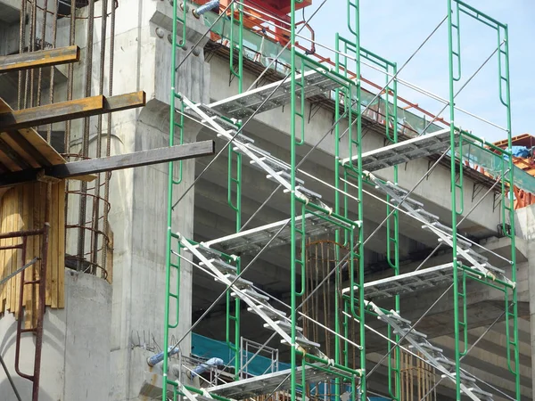 SEREMBAN, MALAYSIA -MAYIS 24, 2020: Geçici erişim ve metal merdiven sahne, iskele ve metal platformdan yapılmıştır. İşçiler bunu inşaat alanında yükseklerde çalışmak için kullanıyorlardı. Güvenlik gereksinimlerini yerine getirecek kurucu.  