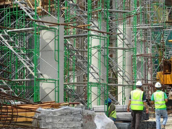 SEREMBAN, MALAYSIA -MAYIS 24, 2020: Geçici erişim ve metal merdiven sahne, iskele ve metal platformdan yapılmıştır. İşçiler bunu inşaat alanında yükseklerde çalışmak için kullanıyorlardı. Güvenlik gereksinimlerini yerine getirecek kurucu.  