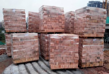 Clay inşaat alanındaki stok paletlerine tuğla örüyor. Fabrikadan malzeme geldi.. 