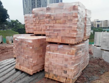 Clay inşaat alanındaki stok paletlerine tuğla örüyor. Fabrikadan malzeme geldi.. 