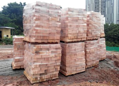 Clay inşaat alanındaki stok paletlerine tuğla örüyor. Fabrikadan malzeme geldi.. 