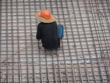 Clay inşaat alanındaki stok paletlerine tuğla örüyor. Fabrikadan malzeme geldi.. 
