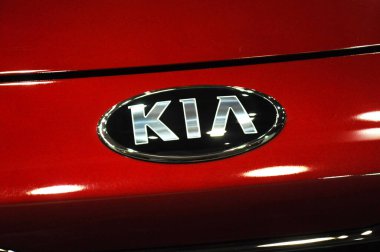 SEREMBAN, MALAYSIA 11 Kasım 2017: KIA araba amblemi ve marka logosu. Güney Kore 'nin ünlü otomobil üreticilerinden modern yüksek teknoloji araba üretimi.   
