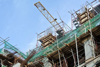 KUALA LUMPUR, MALAYSIA - 4 Temmuz 2017: İnşaat sırasında küçük inşaat atıklarının düşmesini önlemek ve yakalamak için dış duvar inşaatına kurulmuş güvenlik ağı.