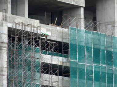 KUALA LUMPUR, MALAYSIA - 4 Temmuz 2017: İnşaat sırasında küçük inşaat atıklarının düşmesini önlemek ve yakalamak için dış duvar inşaatına kurulmuş güvenlik ağı.