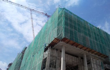 KUALA LUMPUR, MALAYSIA - 4 Temmuz 2017: İnşaat sırasında küçük inşaat atıklarının düşmesini önlemek ve yakalamak için dış duvar inşaatına kurulmuş güvenlik ağı.
