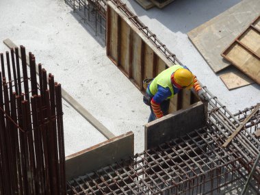 KUALA LUMPUR, MALAYSIA -ECTOBER 04, 2017: İnşaat alanında işçiler tarafından beton yapı kalıbı olarak üretilen kontrplak ve kerestelerden yapılan ahşap işleri.  