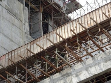 KUALA LUMPUR, MALAYSIA -ECTOBER 04, 2017: İnşaat alanında işçiler tarafından beton yapı kalıbı olarak üretilen kontrplak ve kerestelerden yapılan ahşap işleri.  