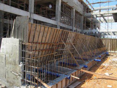 KUALA LUMPUR, MALAYSIA -ECTOBER 04, 2017: İnşaat alanında işçiler tarafından beton yapı kalıbı olarak üretilen kontrplak ve kerestelerden yapılan ahşap işleri.  