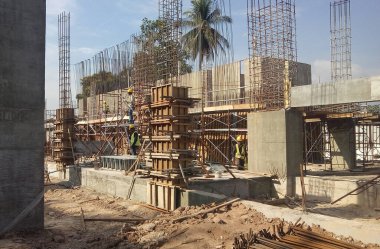 KUALA LUMPUR, MALAYSIA -ECTOBER 04, 2017: İnşaat alanında işçiler tarafından beton yapı kalıbı olarak üretilen kontrplak ve kerestelerden yapılan ahşap işleri.  