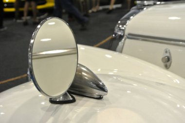 KUALA LUMPUR, MALAYSIA -NOVEMBER 12, 2017: Aracın arka ve yan taraflarını görmek amacıyla aracın dış tarafında araba yan aynası veya kapı aynası inşa.