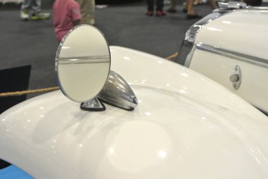 KUALA LUMPUR, MALAYSIA -NOVEMBER 12, 2017: Aracın arka ve yan taraflarını görmek amacıyla aracın dış tarafında araba yan aynası veya kapı aynası inşa.