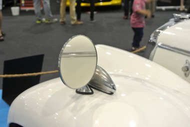 KUALA LUMPUR, MALAYSIA -NOVEMBER 12, 2017: Aracın arka ve yan taraflarını görmek amacıyla aracın dış tarafında araba yan aynası veya kapı aynası inşa.