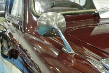 KUALA LUMPUR, MALAYSIA -NOVEMBER 12, 2017: Aracın arka ve yan taraflarını görmek amacıyla aracın dış tarafında araba yan aynası veya kapı aynası inşa.