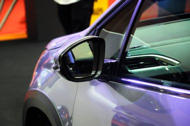 KUALA LUMPUR, MALAYSIA -NOVEMBER 12, 2017: Aracın arka ve yan taraflarını görmek amacıyla aracın dış tarafında araba yan aynası veya kapı aynası inşa.