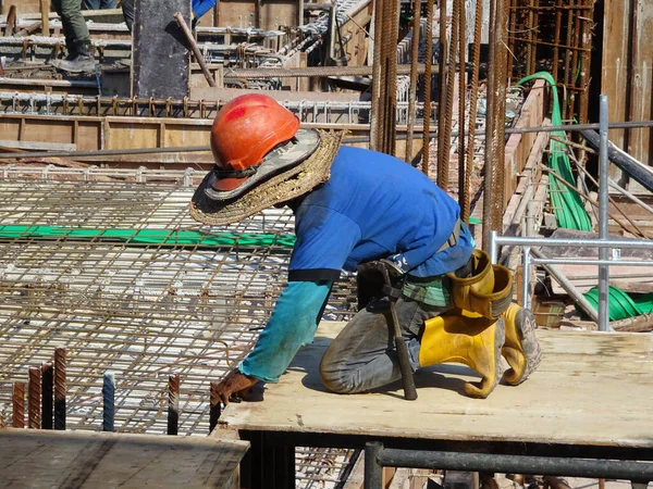 Kuala Lumpur Malaysia October 2017 Construction Workers Fabricating Steel Reinforcement — стоковое фото