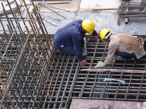 Kuala Lumpur Malaysia October 2017 Construction Workers Fabricating Steel Reinforcement — Stock Photo, Image