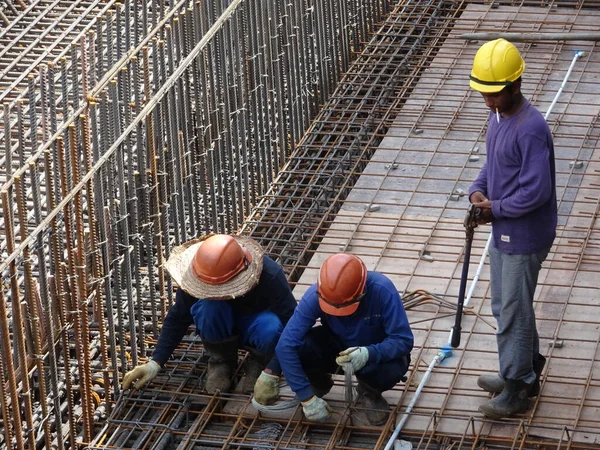 Kuala Lumpur Malaysia October 2017 Construction Workers Fabricating Steel Reinforcement — Stock Photo, Image