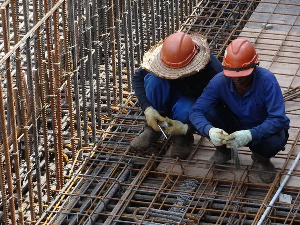 Kuala Lumpur Malaysia October 2017 Construction Workers Fabricating Steel Reinforcement — Stock Photo, Image