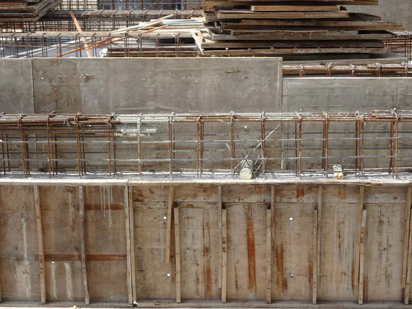 クアラルンプール マレーシア 2017年10月4日 コンクリート構造物の金型として建設現場の労働者によって製造された合板や木材から作られた木材加工 — ストック写真