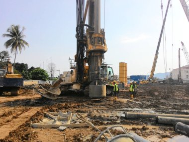 KUALA LUMPUR, MALAYSIA - 24 Mart 2017: İnşaat alanında kazık makinesi. Vakıf çalışması için yığını çalıştıran makine.
